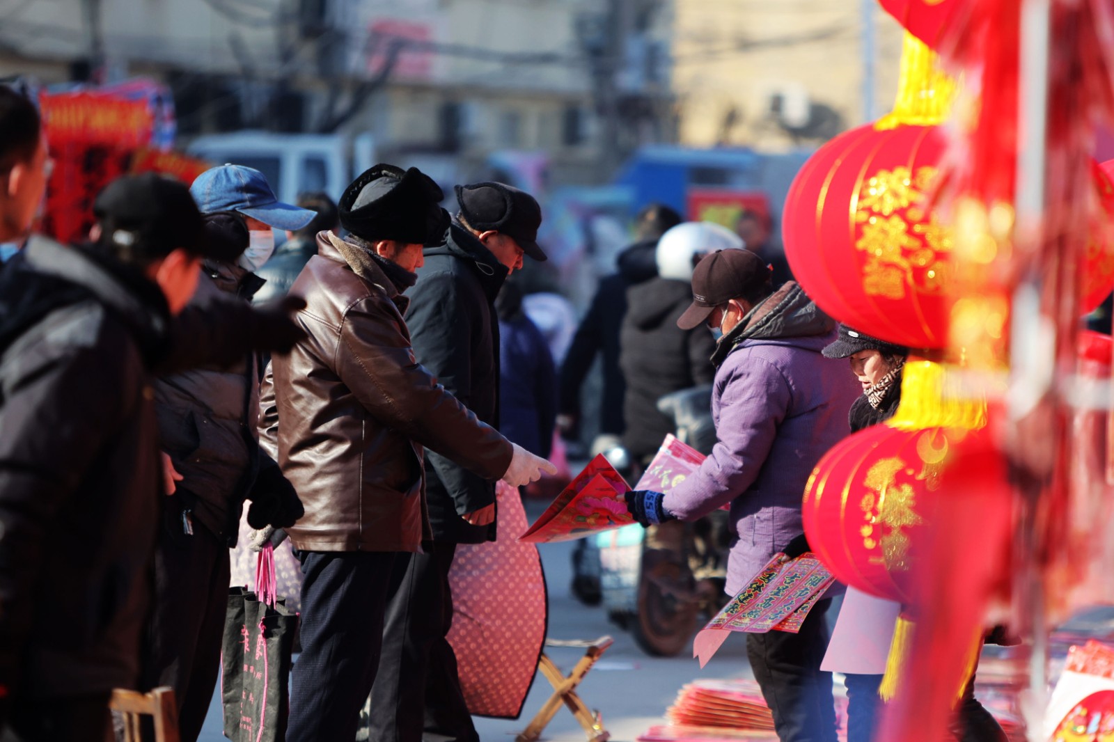 挑选对联过大年