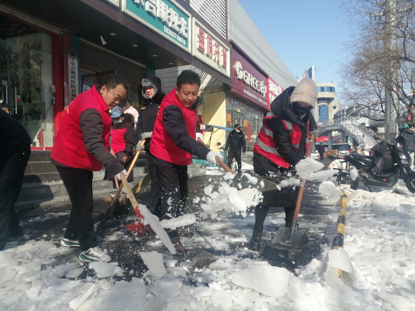 市综合行政执法局组织70余人到帮包网格开展扫雪除冰活动。