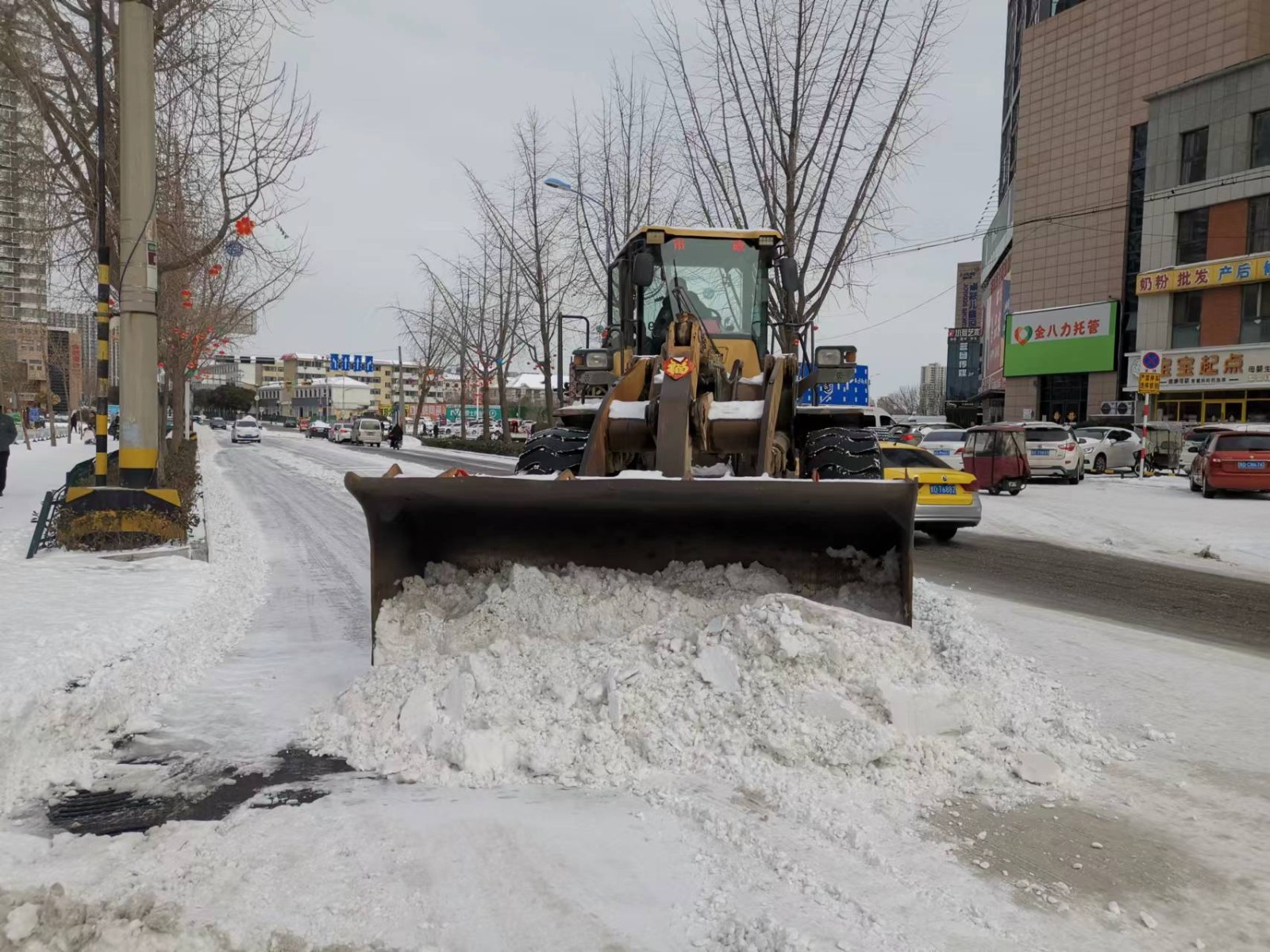 2月22日，一辆工程车辆正在塔寺路清理积雪