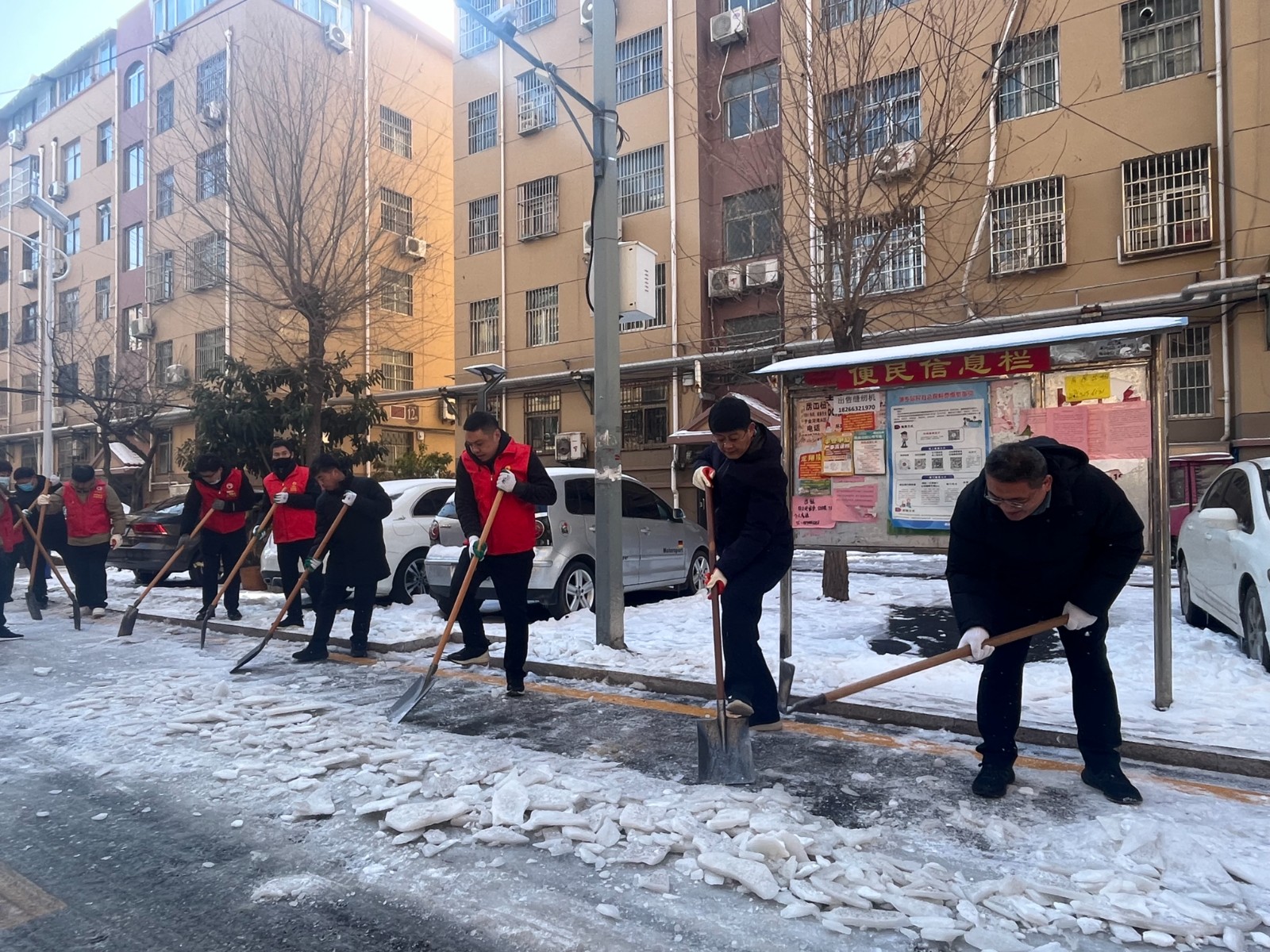 国资局到帮包社区开展扫雪除冰活动