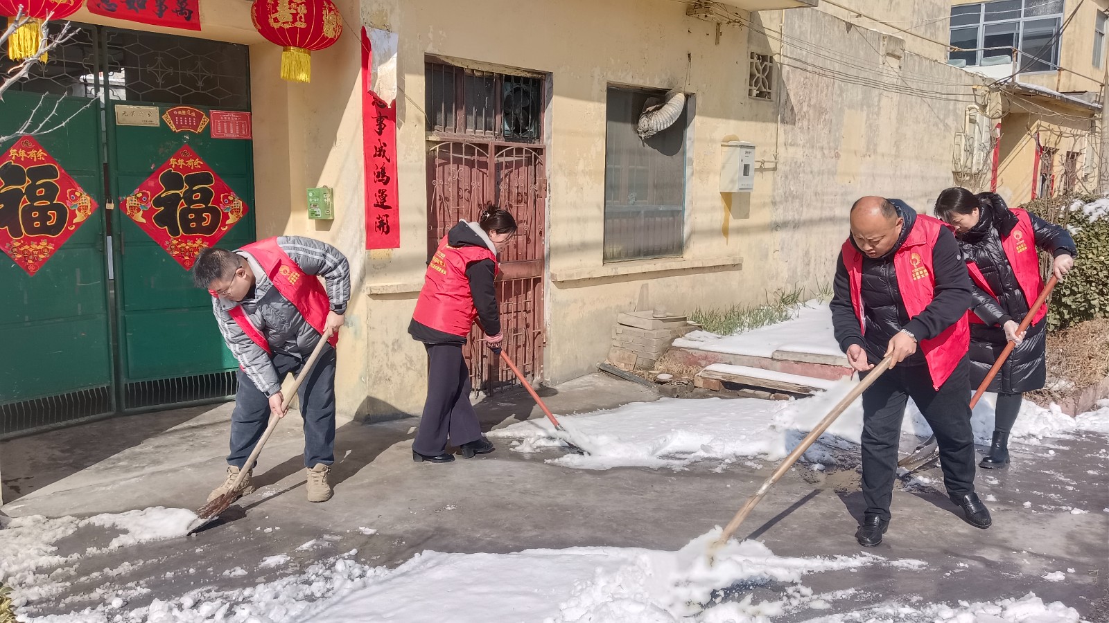 市退役军人事务局到帮包网格开展扫雪除冰志愿服务活动