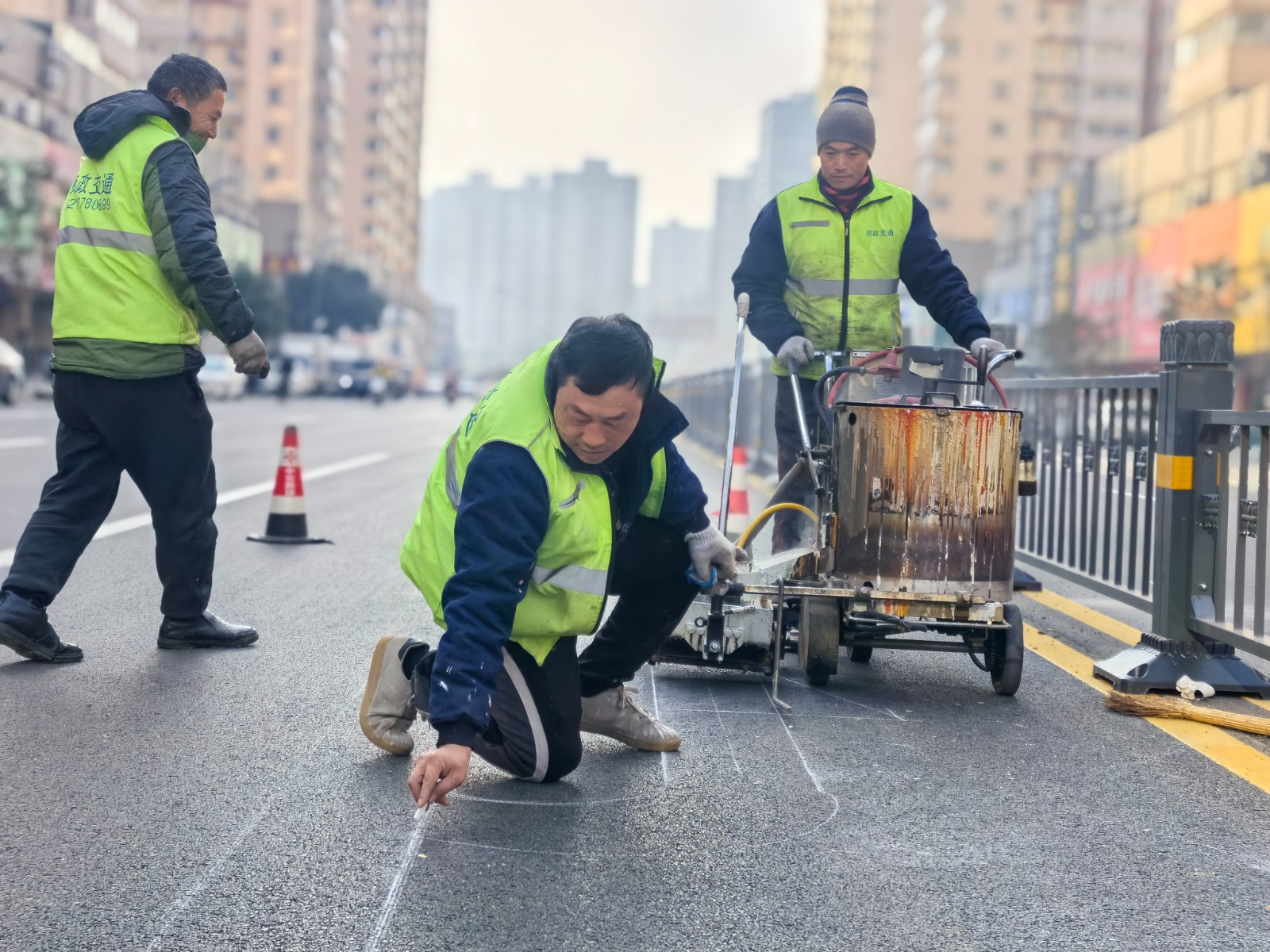 工人正在施划地标线