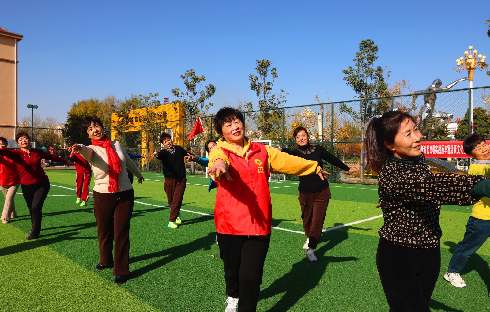 村民正在参加广场舞培训。